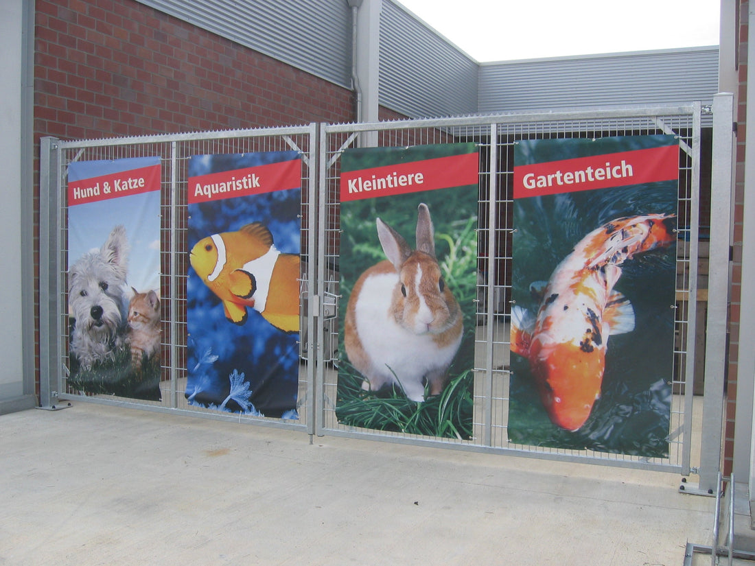 Werbebanner an Zaun