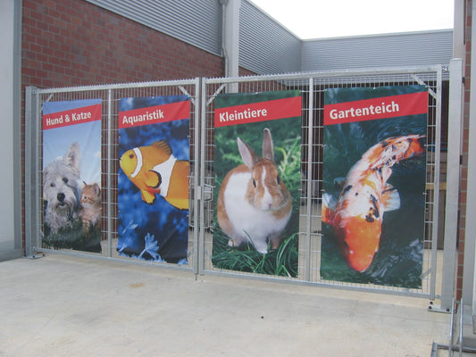 Werbebanner an Zaun